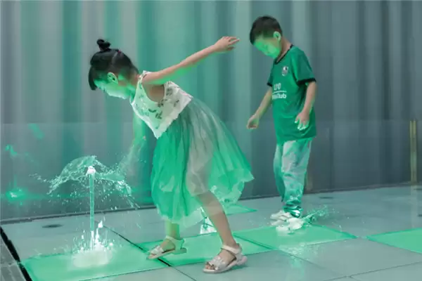 Interactive water fountain