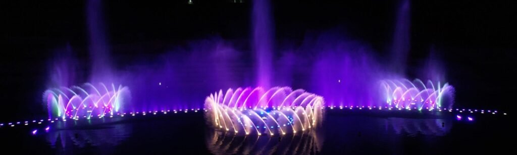 4 самых известных музыкальных фонтанных шоу во Вьетнаме 5 Shows de fontes de água musicais no Vietnã Espectáculos musicales con fuentes de agua en Vietnam