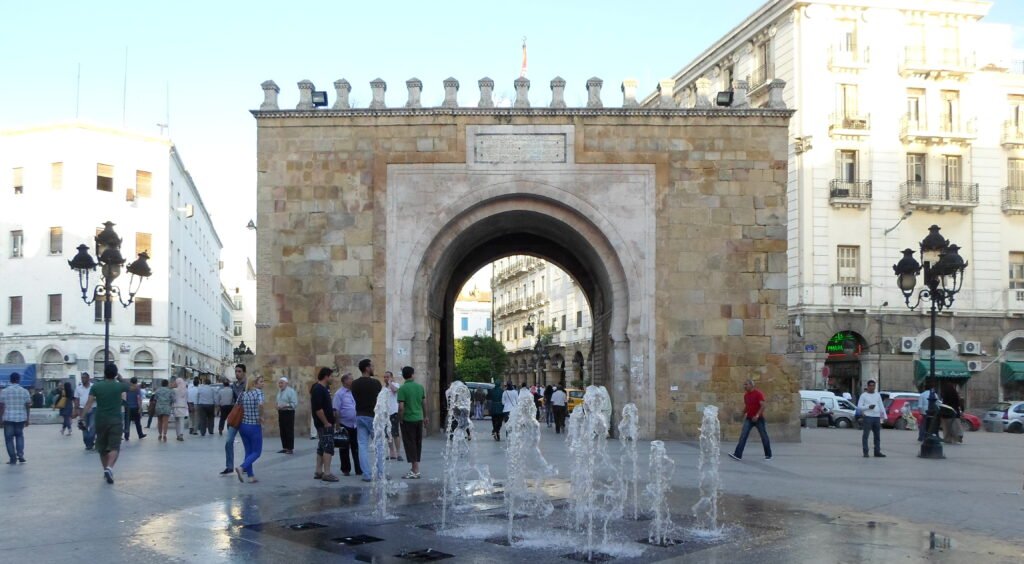 2.Bab Bhar 入口广场喷泉